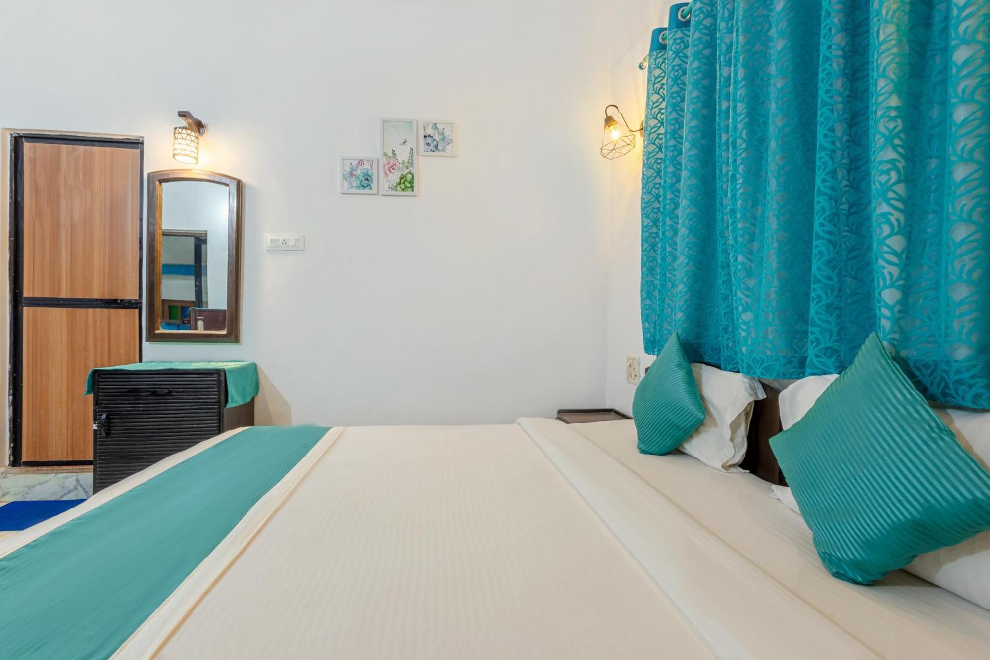 Baga Fantacia Beach Inn กาลังกูติ ห้อง รูปภาพ
